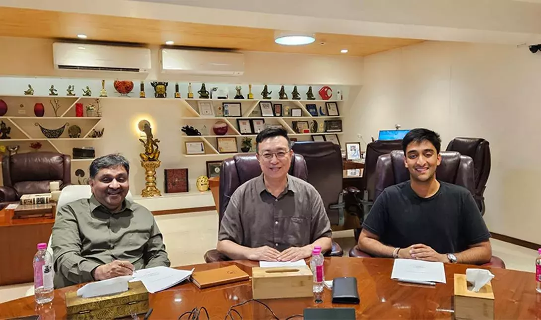 On July 3rd, Locus Chain and Bankai Group signed a strategic partnership at the Bankai Group headquarters in India. From left: Bankai Group Chairman Bankim Brahmbhatt, Bloom Technology CEO Sangyoon Lee, Zeebu CEO Raj Brahmbhatt.