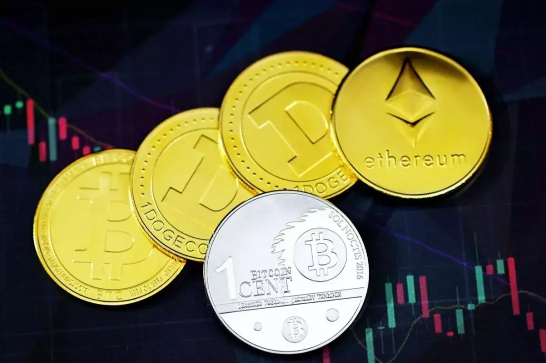 Bitcoin keeps at heights, Litecoin pushes back from resistance